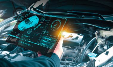 Otomatik mekanik kontrol motor sistemi OBD2 kablosuz tarama aracı ve araç bilgisi ekran arayüzünde gösteriliyor, araba bakım hizmeti kavramı.