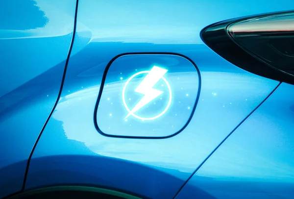 Zbliżenie Niebieskiego Pojazdu Elektrycznego Symbolem Błyskawicy Pokrywie Gniazda Ładowarki Stronie — Zdjęcie stockowe