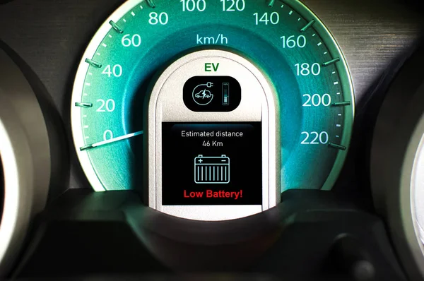 Siyah Ekran Elektrikli Araç Panelinde Düşük Pil Uyarı Işığı Elektrikli — Stok fotoğraf