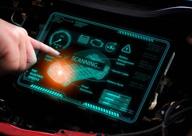 Tamirci, EV elektrikli aracın elektrikli motor arızasını motor bölmesi, EV otomobil teknolojisi konseptinde HUD dijital ekran aracı ile tarıyor