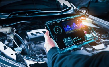 Otomatik mekanik ECU motor sistemini OBD2 kablosuz tarama aracı ve araç bilgisi ile kontrol ediyor. Ekran arayüzü, araba bakım hizmeti kavramı.