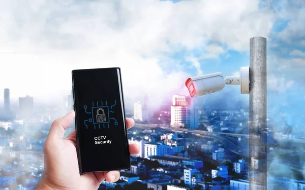 Smartphone Ekranında Arka Planda Şehir Manzarası Olan Bir Siber Cctv — Stok fotoğraf