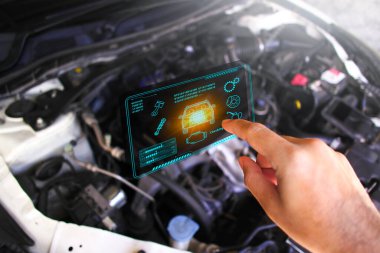 Otomatik mekanik ECU motor sistemini OBD2 kablosuz tarama aracı ve araç bilgisi ile kontrol ediyor. Ekran arayüzü, araba bakım hizmeti kavramı.