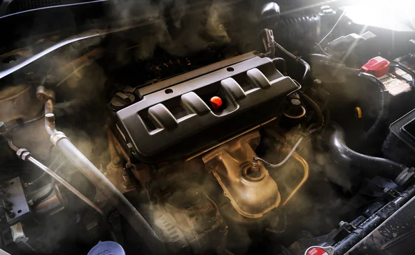 Detailní Záběr Rozbitého Automobilového Motoru Kouřem Vycházejícím Motorového Prostoru Autoservis — Stock fotografie