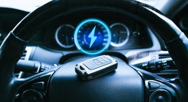 Çağdaş bir arabanın direksiyonunda anahtarsız uzaktan kumandalı elektrikli araba paneli pil şarj göstergesi, EV elektrikli araç teknolojisi konsepti. mavi ton.