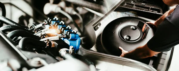 Механик Устанавливает Кругообразный Сжиженный Газ Баллон Пропаном Запасном Колесе Автомастерской — стоковое фото