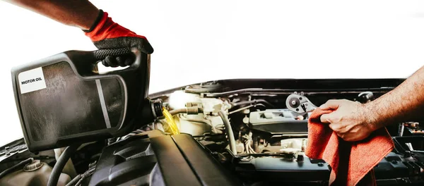 Car Maintenance Service Concept Mechanic Hand Pouring Motor Oil Car — Stock Photo, Image