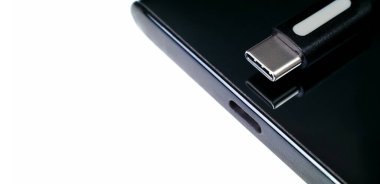 USB C Tipi kablo, beyaz arkaplanda C Tipi port konnektörü, cep telefonunun güç şarj portu, metin için kopyalama alanı olan panoramik pankart, akıllı telefon şarj teknolojisi konsepti.