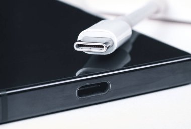 USB tip C kablo, beyaz arkaplanda C tipi bağlantı kablosu, cep telefonunun güç şarj portu, akıllı telefon şarj teknolojisi konsepti.