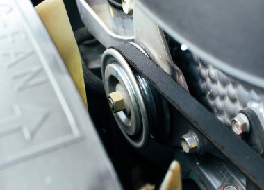 Otomotiv motorunun zaman kayışı ve gerilim makarası kısmi konsept