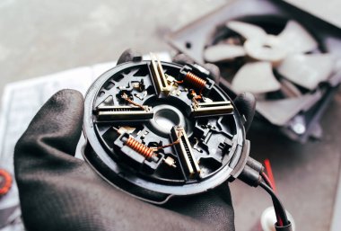 Karbon fırça kapağını kapat. Fan elektrikli motor. Araba tamircisi elinde soğutma, araba parçaları konsepti.