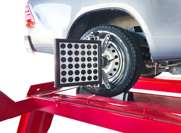 汽车维修中心悬挂角度调整过程中 用激光传感器对托架上的车轮进行对准 汽车维修保养服务的概念 — 图库照片#