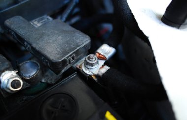 Arabanın elektrik sistemi, araba parçaları konsepti için motor bölmesinde negatif elektrot ya da yer kablosu yok.