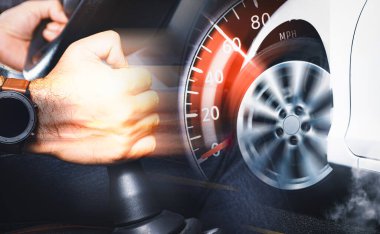 Bir yarışçı vitese takar ve bir yarış arabası hızla hareket eder, çifte maruziyet, araba yarışı konsepti