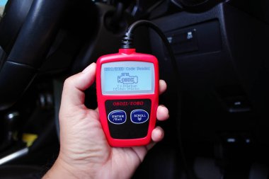 OBD2 veya OBD tarayıcı motor sistemi analizi için otomatik mekanik el, araba bakım konsepti