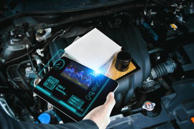OBD veya OBD2 kablosuz tarayıcı aracı ile ECU elektronik kontrol ünitesi, ekran arayüzünde araba bilgileri, araba bakım hizmeti konsepti