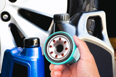 Otomobil bakımı için yağ filtresi ve motor yağı, araba bakım konsepti