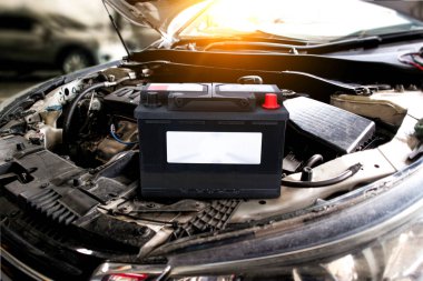 Araba aküsü, akü araba elektronik sistemi için motor bölmesine yerleştirilmiş, araba bakım konsepti