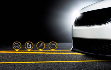 Gece otoyola park etmiş beyaz bir araba. Arkasında parlak ışıklar, mesaj için kopyalama alanı, araba bakım konsepti.