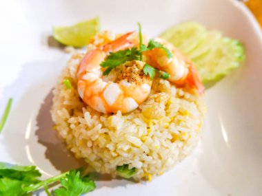 Beyaz tabakta karidesli kızarmış pirinç, Tayland sokak yemekleri konsepti.