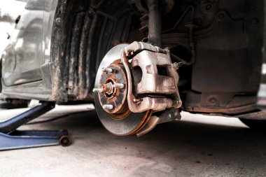 Araba fren sisteminde disk freniyle eski fren ayarlarını kapat. Araba parçaları konsepti.