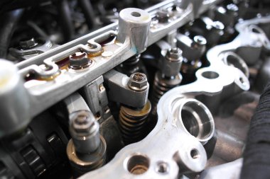 Kontağı, araba bakımını ve tamir konseptini ayarlamak için arabanın içindeki hidrolik vanayı kapat.