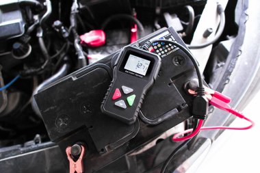 Araba aküsü testi, akü testi, araba aküsü bakım konsepti.