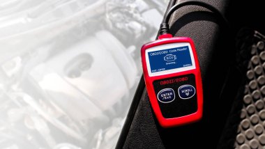 OBD veya OBD2 tarayıcısı, ECU veya arabanın elektronik kontrol birimi OBD2 veya OBD tarayıcısı ile taranarak fay kodlarını analiz edilir, metin dekorasyonu için kopyalama alanı, araba onarım kavramı