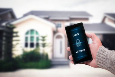 Ev güvenliği ve hırsızlıkla mücadele teknolojisi akıllı telefonunuza bir uygulama, ev güvenliği ve hırsızlıkla mücadele teknolojisi konseptiyle bağlanıyor.