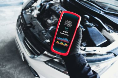 OBD tarayıcı araçları, OBD tarayıcı mekanik tarafından kullanılan araba motoru arkaplanı üzerinde analiz motoru sorunları, araba tamir kavramı