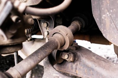 Araç motoru güç treni sistemindeki ön dingil milinin denge lastiği, otomotiv parçaları konsepti