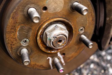 Araç motoru güç treni sistemindeki ön dingil şaftındaki kilit somununu kapat, otomotiv parçaları konsepti