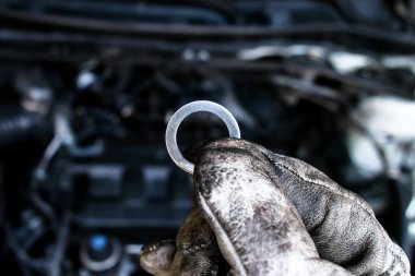 Otomotiv tamiri için metal düz yıkama, motor üzerinde metal yıkama makinesi, araba tamir konsepti.