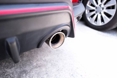 Arabanın egzoz borusunu kapat, arabanın arka tamponunun altındaki egzoz borusunu kapat, otomotiv parçaları konseptini kapat.