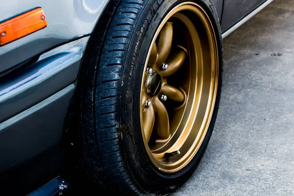Lastik ve otomotiv konsepti olan altın alaşımlı tekerleğin yakın çekimi