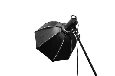 Stüdyo softbox ışığı beyaz arkaplanda izole edilmiş, fotoğraf makinesi ve softbox modifikatörü var..