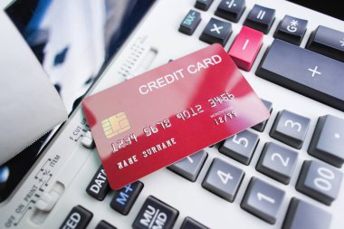 Kredi kartı ödemesi, kırmızı ödeme kartı, mali işlemleri, bütçeyi ve çevrimiçi alışverişi veya bankacılığı sembolize eden bir hesap makinesine dayanır.