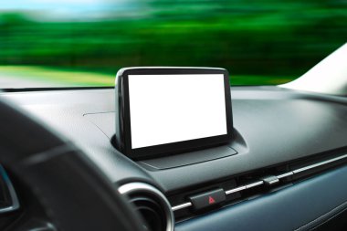 Gösterge panelindeki bir araç içi görüntü ünitesinin metin dekorasyonu için boş bir beyaz ekran.