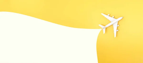Стежка Літака Літака Жовтому Тлі Бульбашка Повідомлення Плаский Дизайн Концепції — стокове фото