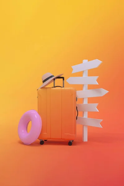 箭头路标 行李箱 帽子和浮动在渐变橙色日落背景 指导员度假的概念 3D渲染 — 图库照片