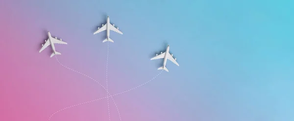 三架在倾斜背景下飞往不同目的地的飞机 度假或出差的概念 3D渲染 — 图库照片