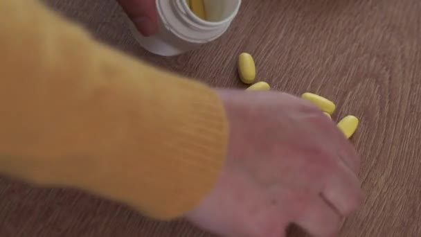 Wanita Menyimpan Pil Dalam Kontainer Resep Konsep Farmasi Resolusi — Stok Video