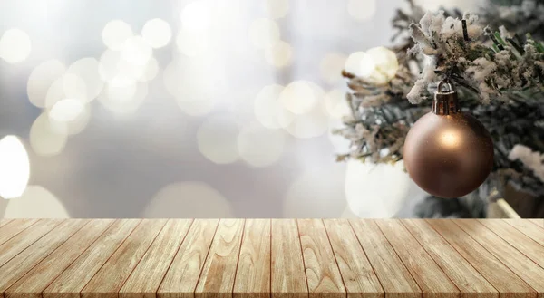 Κενό Ξύλινο Τραπέζι Διακόσμηση Σαλόνι Χριστουγεννιάτικο Δέντρο String Φως Φόντο — Φωτογραφία Αρχείου