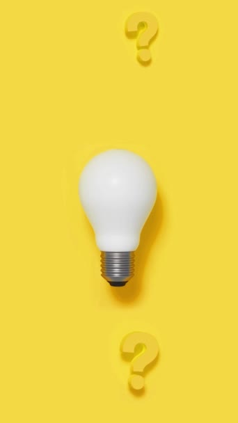 Множество Инновационных Вопросов Компаний Представленных Лампочкой Знак Желтом Фоне Видео — стоковое видео