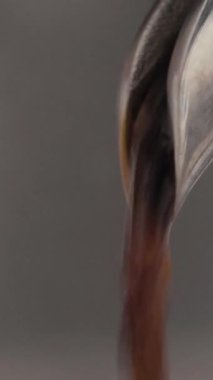 Makro, kahve makinesinden taze demlenmiş espresso akışını yakalıyor. Espressonun zenginliğini ve yoğunluğunu vurgulamak için mükemmel..