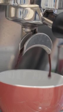 Makro, kahve makinesinden taze demlenmiş espresso akışını yakalıyor. Espressonun zenginliğini ve yoğunluğunu vurgulamak için mükemmel..