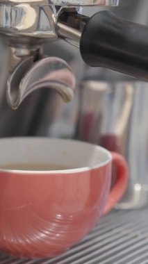 Fresh Espresso 'nun kupaya döküldüğü dikey video