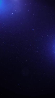 Parlak parçacıklar kozmik karanlıkta sürükleniyor, parlayan nebula ve parıldayan yıldız elementleriyle ruhani uzay manzarası yaratıyor.