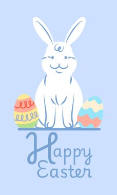 Paskalya tavşanı pembe arka planda renkli yumurtaların arkasında oturuyor. Basit bir çiçekle. Paskalya temalı projeler için mükemmel.