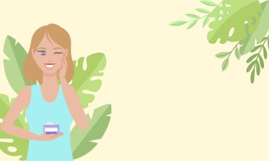 Gülümseyen kadın organik yüz kremi sürüyor, tropikal yapraklı doğal sağlık ve cilt bakımını teşvik ediyor.